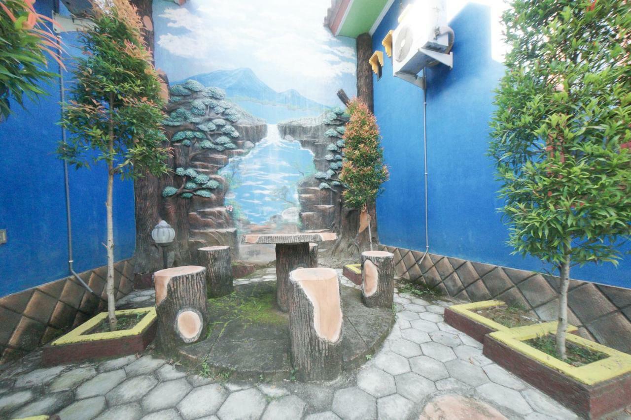 ホテル レッドドアーズ シャリアー ニア モール ロクシー バンユワンギ 2 バニュワンギ エクステリア 写真